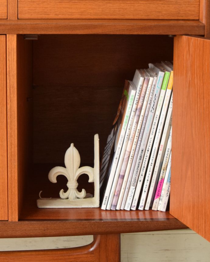 G-PLAN(Gプラン)　アンティーク家具　Gプランの北欧テイストのインテリア、一番使えるサイズのヴィンテージサイドボード。A4サイズの雑誌やファイルがラクラク収納できるのでとっても便利ですよ。(x-920-f)