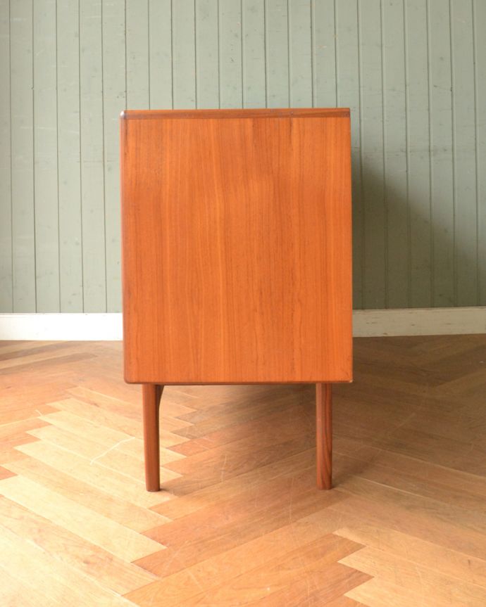 G-PLAN(Gプラン)　アンティーク家具　Gプランの北欧テイストのインテリア、一番使えるサイズのヴィンテージサイドボード。サイドから見てもキレイな状態です。(x-920-f)