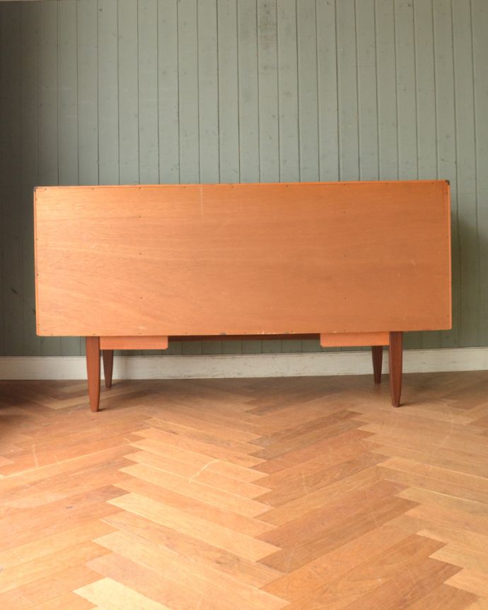 G-PLAN(Gプラン)　アンティーク家具　Gプランの北欧テイストのインテリア、一番使えるサイズのヴィンテージサイドボード。※アンティークは新品ではないので、もちろん経年変化によるキズはありますが、専門の職人が目立たないようキレイにお直しをしているので、後姿までキレイです。(x-920-f)