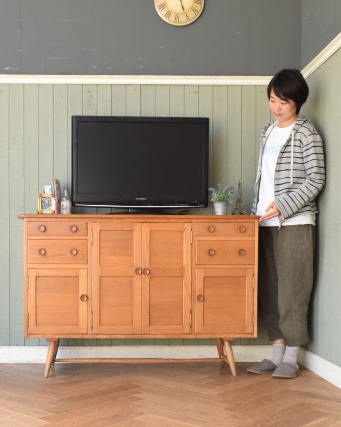 北欧キャビネット アンティーク家具 スッキリしているのに、この収納力!シンプルなアンティークサイドボード。家電もオシャレに見えてしまうので、リビングで電話を置いたり、ダイニングで食器をしまったりと実用性もバッチリです!(モデルの身長は164cmです)。(x-923-f)