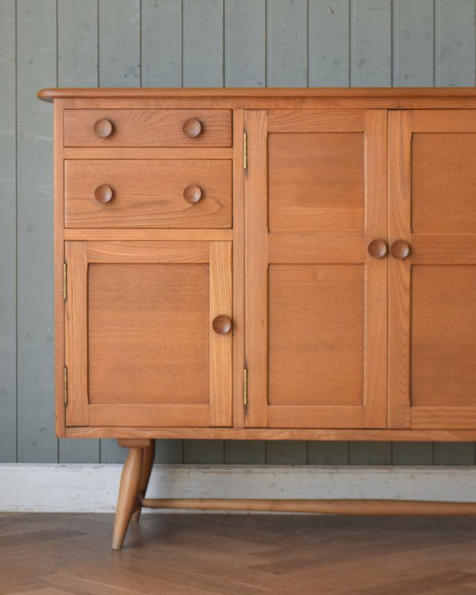 北欧キャビネット アンティーク家具 スッキリしているのに、この収納力!シンプルなアンティークサイドボード。スッキリシンプルな外見。(x-923-f)