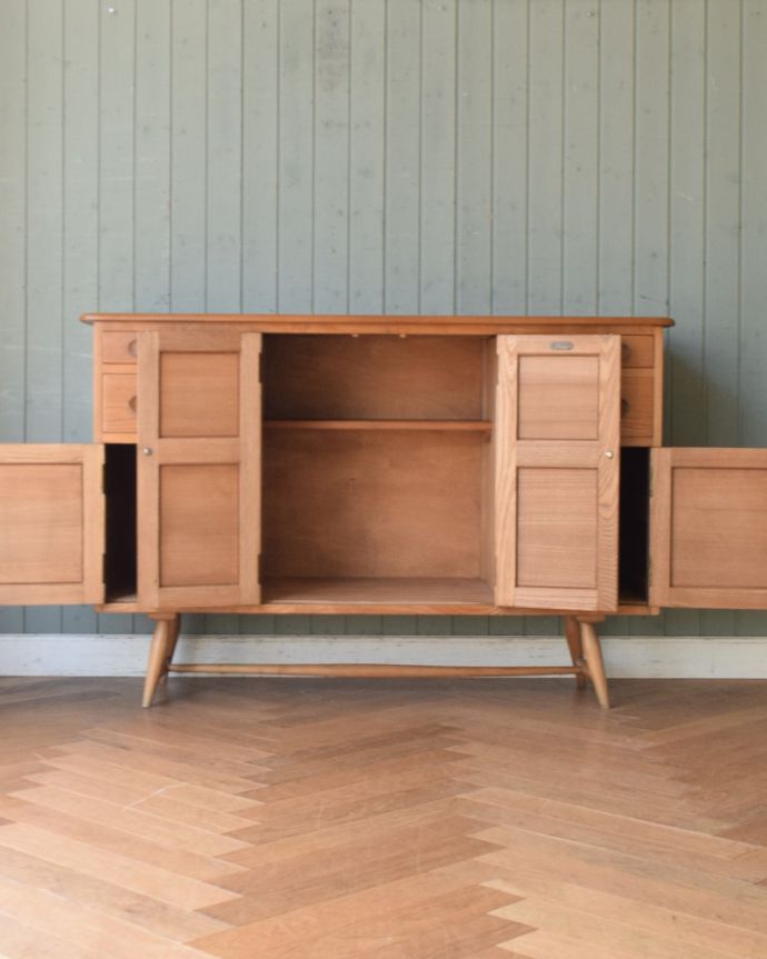 北欧キャビネット アンティーク家具 スッキリしているのに、この収納力!シンプルなアンティークサイドボード。扉の奥はたっぷり収納。(x-923-f)