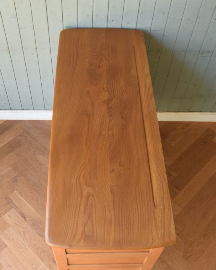 北欧キャビネット アンティーク家具 スッキリしているのに、この収納力!シンプルなアンティークサイドボード。天板もピカピカにお直ししました。(x-923-f)