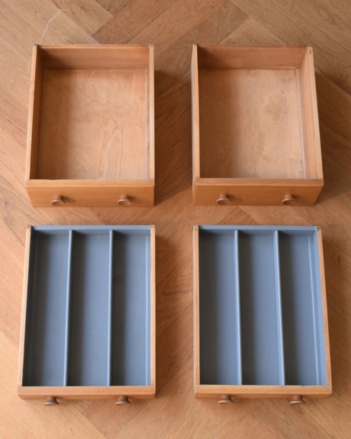 北欧キャビネット アンティーク家具 スッキリしているのに、この収納力!シンプルなアンティークサイドボード。キレイなので何でも入れていただけます。(x-923-f)