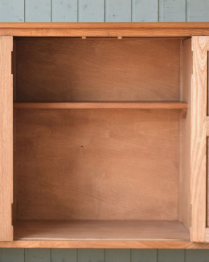 北欧キャビネット アンティーク家具 スッキリしているのに、この収納力!シンプルなアンティークサイドボード。棚板が付いているのできちんと整理整頓ができます。(x-923-f)