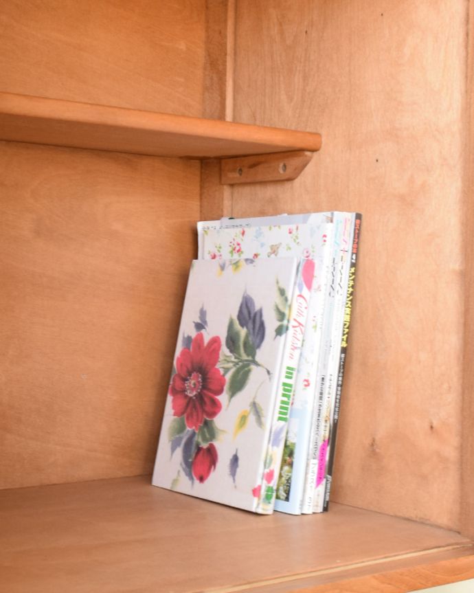 北欧キャビネット アンティーク家具 スッキリしているのに、この収納力!シンプルなアンティークサイドボード。雑誌のように背の高いものも収納できます。(x-923-f)