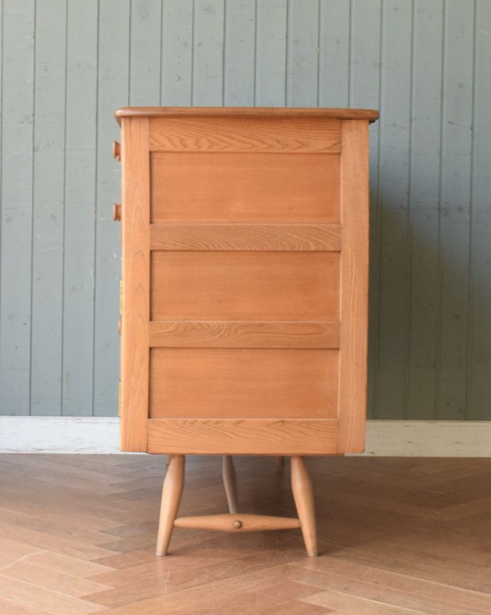 北欧キャビネット アンティーク家具 スッキリしているのに、この収納力!シンプルなアンティークサイドボード。サイドから見てもキレイな状態です。(x-923-f)