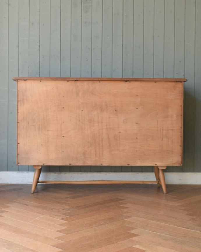 北欧キャビネット アンティーク家具 スッキリしているのに、この収納力!シンプルなアンティークサイドボード。アンティークは新品ではないので、もちろん経年変化によるキズはありますが、専門の職人が目立たないようキレイにお直しをしているので、後姿までキレイです。(x-923-f)