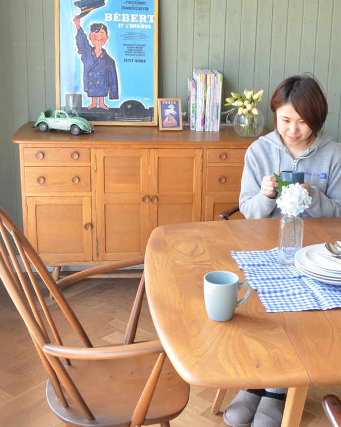 北欧キャビネット アンティーク家具 スッキリしているのに、この収納力!シンプルなアンティークサイドボード。実用的に使えるおシャレなスッキリデザインインテリアをジャマする大きなテレビも、この上に乗せればカッコよく見えてきます。(x-923-f)