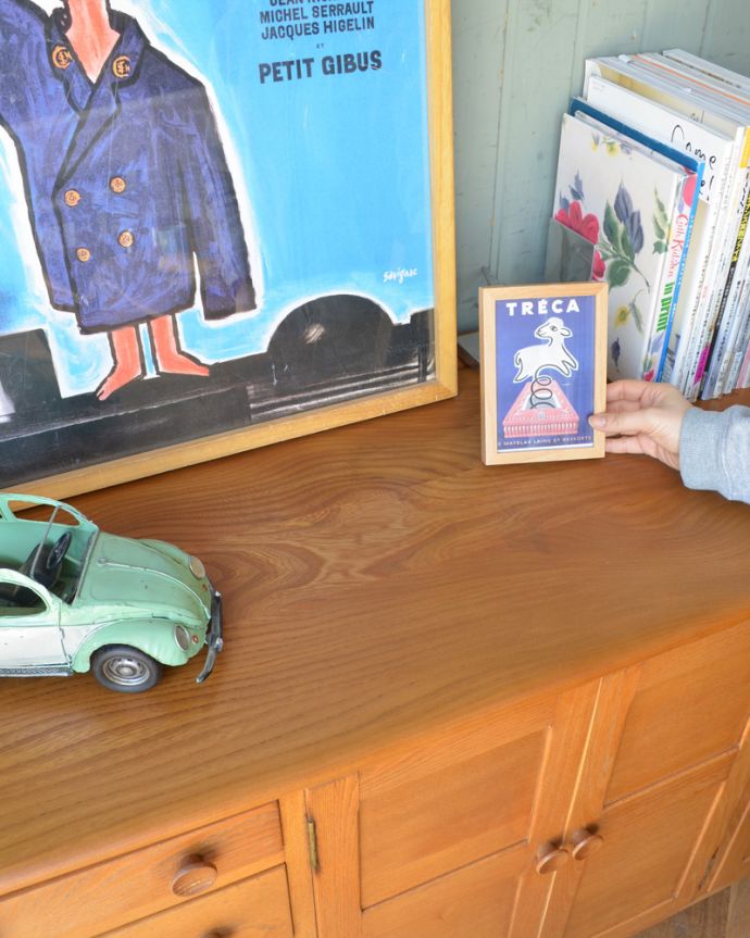 北欧キャビネット アンティーク家具 スッキリしているのに、この収納力!シンプルなアンティークサイドボード。天板もキレイ!実用的に使って下さい。(x-923-f)