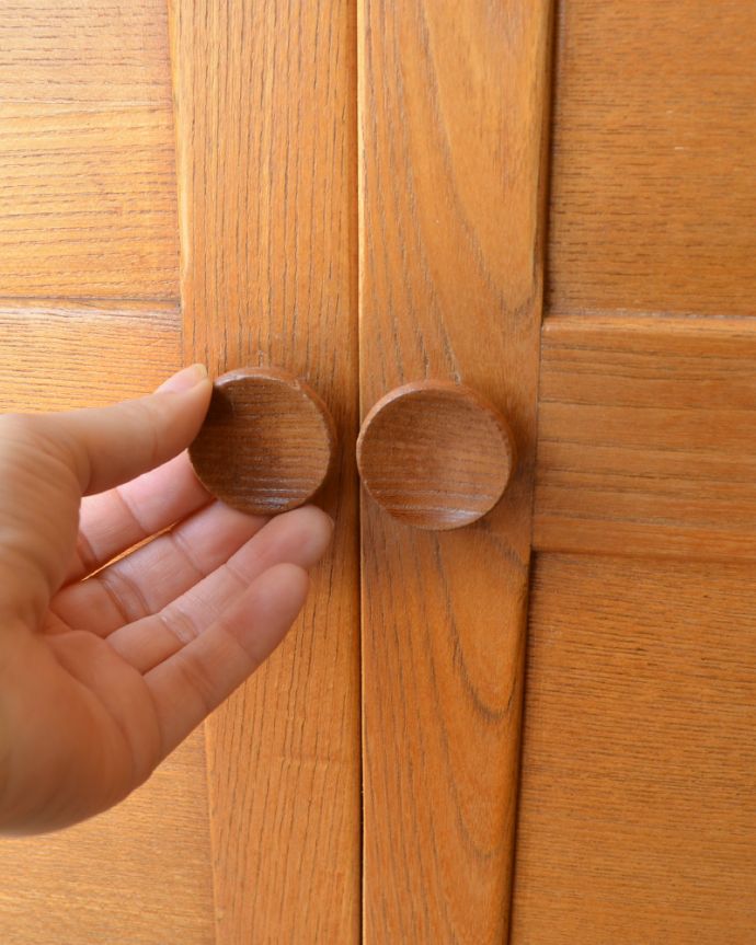 北欧キャビネット アンティーク家具 スッキリしているのに、この収納力!シンプルなアンティークサイドボード。とってもオシャレな木の取っ手。(x-923-f)