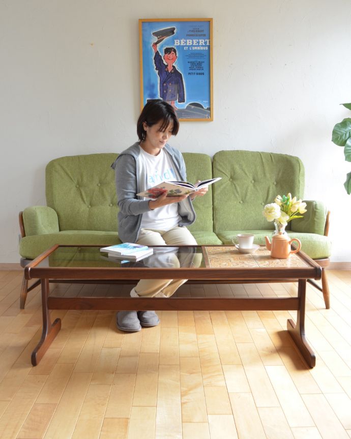 アンティークのテーブル アンティーク家具 タイルとガラス天板の2つ楽しめるG-planのヴィンテージセンターテーブル。天板が広いので、ゆったりとお使い頂けます。(x-924-f)