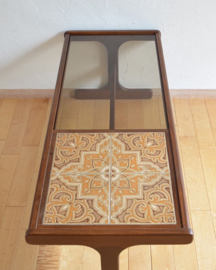 アンティークのテーブル アンティーク家具 タイルとガラス天板の2つ楽しめるG-planのヴィンテージセンターテーブル。天板はガラスとタイルの2つの雰囲気を楽しめます!どちらの天板も美しい状態です。(x-924-f)