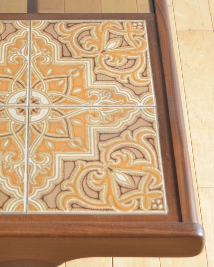 アンティークのテーブル アンティーク家具 タイルとガラス天板の2つ楽しめるG-planのヴィンテージセンターテーブル。大人っぽい抑えた色使い。(x-924-f)