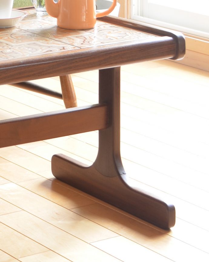 アンティークのテーブル アンティーク家具 タイルとガラス天板の2つ楽しめるG-planのヴィンテージセンターテーブル。キチンとお直ししてありますので、安定感のある脚です。(x-924-f)