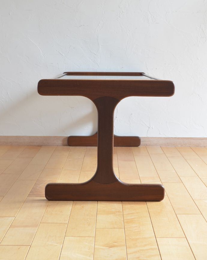 アンティークのテーブル アンティーク家具 タイルとガラス天板の2つ楽しめるG-planのヴィンテージセンターテーブル。スッキリした脚です。(x-924-f)