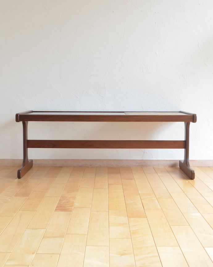 アンティークのテーブル アンティーク家具 タイルとガラス天板の2つ楽しめるG-planのヴィンテージセンターテーブル。アンティークは新品ではないので、もちろん経年変化によるキズはありますが、専門の職人が目立たないようキレイにお直しをしているので、後姿までキレイです。(x-924-f)