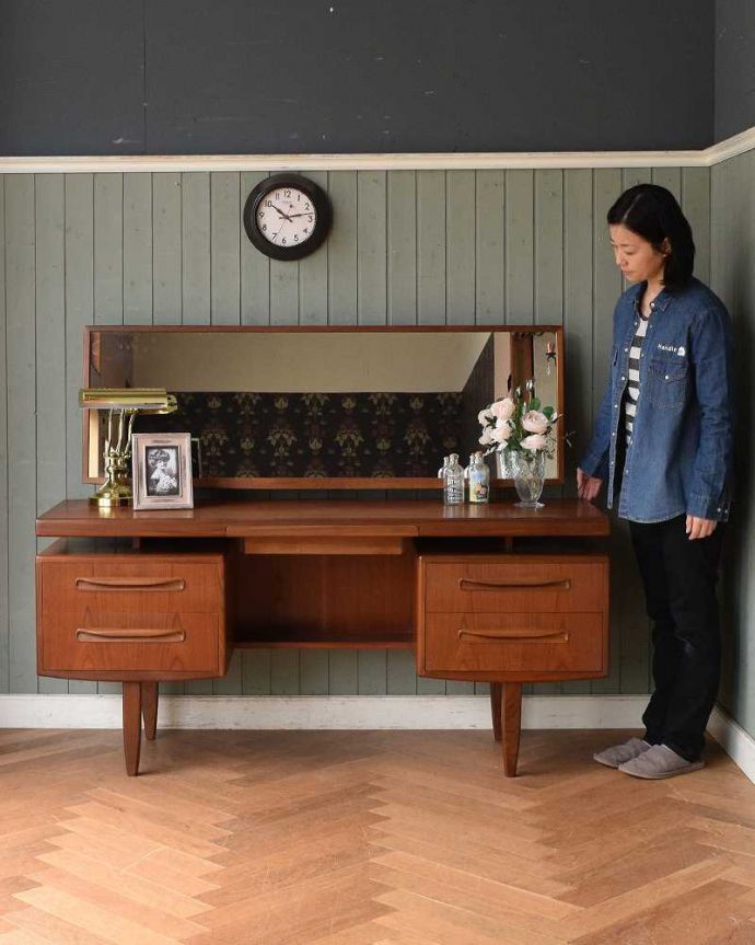 G-PLAN(Gプラン) アンティーク家具 G-PLANのフレスコシリーズ、デスクにもおススメのヴィンテージ2WAY ドレッサー。大きなミラーが特徴のアンティークドレッサー。(x-925-f)