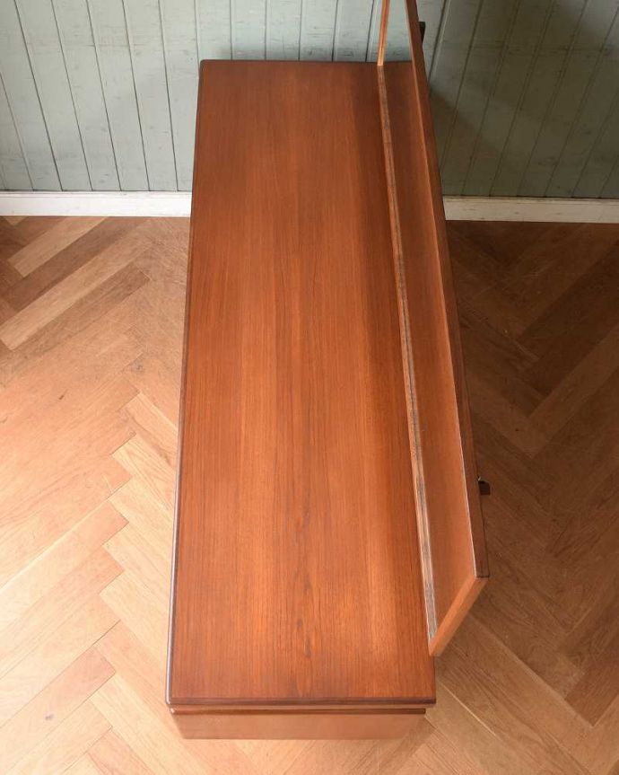 G-PLAN(Gプラン) アンティーク家具 G-PLANのフレスコシリーズ、デスクにもおススメのヴィンテージ2WAY ドレッサー。天板もキレイに塗装を仕上げました。(x-925-f)