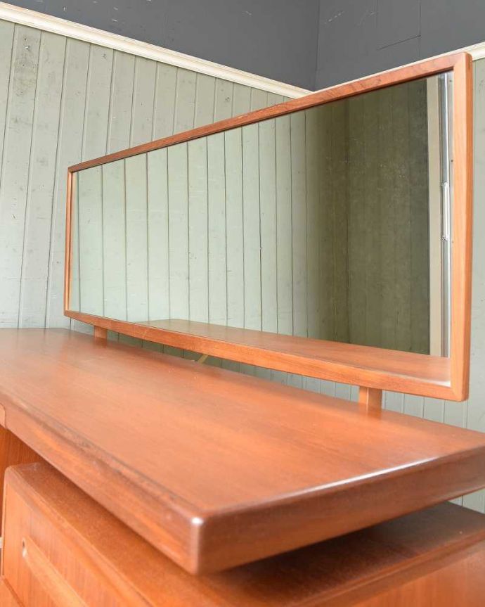 G-PLAN(Gプラン) アンティーク家具 G-PLANのフレスコシリーズ、デスクにもおススメのヴィンテージ2WAY ドレッサー。ミラーは角度の調整が出来ません。(x-925-f)