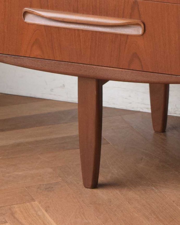 G-PLAN(Gプラン) アンティーク家具 G-PLANのフレスコシリーズ、デスクにもおススメのヴィンテージ2WAY ドレッサー。脚はすっきりしたデザインです。(x-925-f)