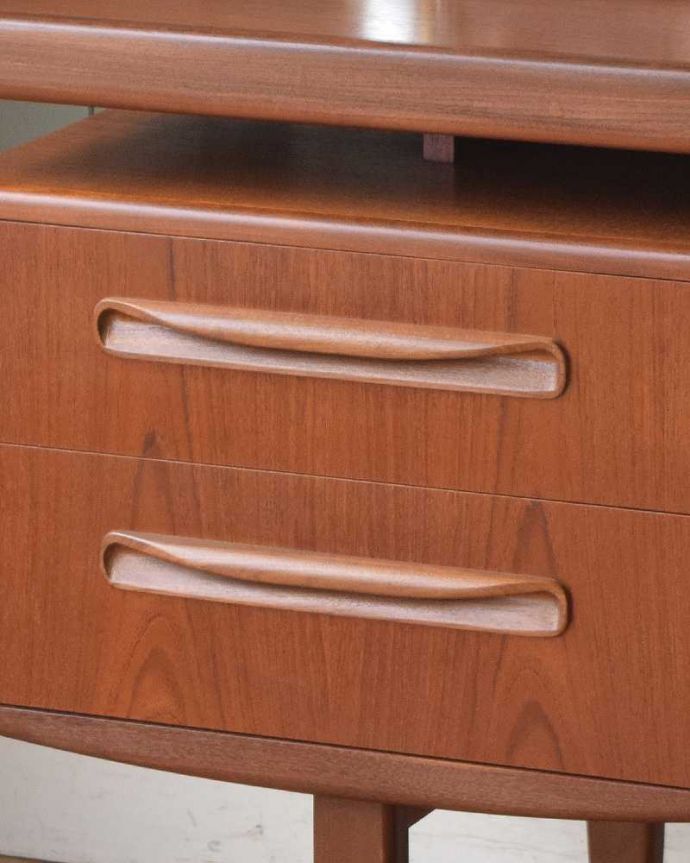 G-PLAN(Gプラン) アンティーク家具 G-PLANのフレスコシリーズ、デスクにもおススメのヴィンテージ2WAY ドレッサー。G-planのフレスコシリーズの特徴がこの巻貝のような取っ手。(x-925-f)