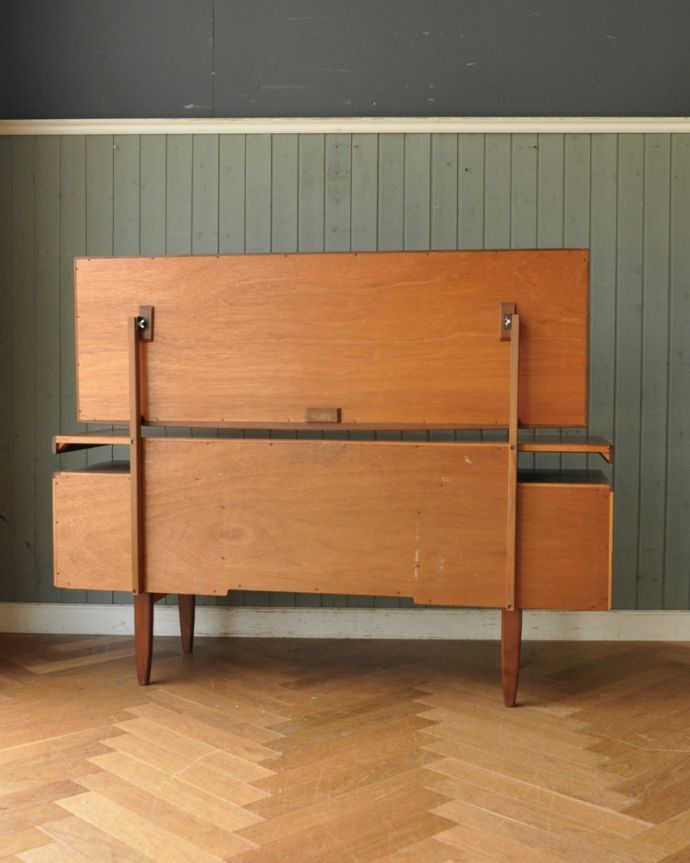 G-PLAN(Gプラン) アンティーク家具 G-PLANのフレスコシリーズ、デスクにもおススメのヴィンテージ2WAY ドレッサー。アンティークは新品ではないので、もちろん経年変化によるキズはありますが、専門の職人が目立たないようキレイにお直しをしているので、後姿までキレイです。(x-925-f)