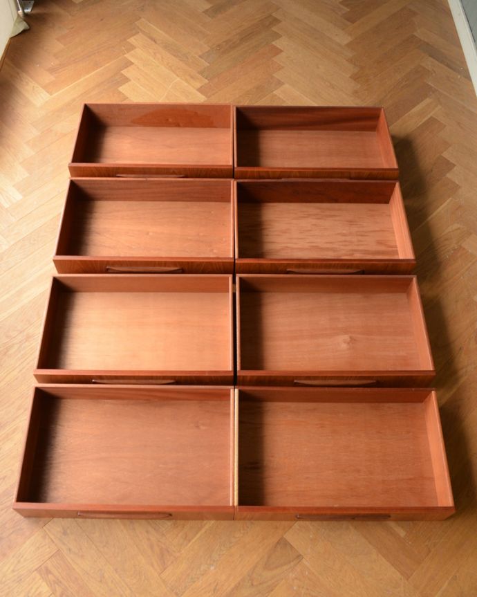 G-PLAN(Gプラン)　アンティーク家具　お洋服収納におススメしたいヴィンテージのワイドチェスト（G-PLAN）。引き出しは手前が1段目です。(x-927-f)