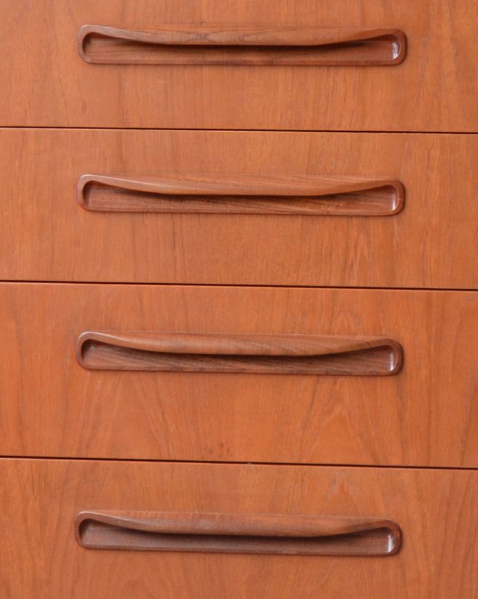 G-PLAN(Gプラン)　アンティーク家具　お洋服収納におススメしたいヴィンテージのワイドチェスト（G-PLAN）。シンプルでカッコいい取っ手。(x-927-f)