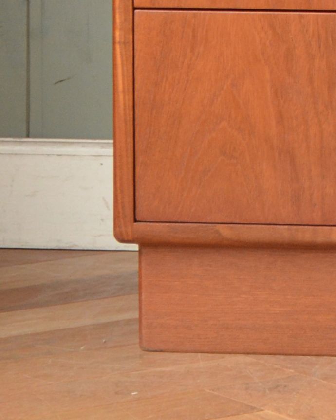 G-PLAN(Gプラン)　アンティーク家具　お洋服収納におススメしたいヴィンテージのワイドチェスト（G-PLAN）。脚は床に付いたデザインです。(x-927-f)