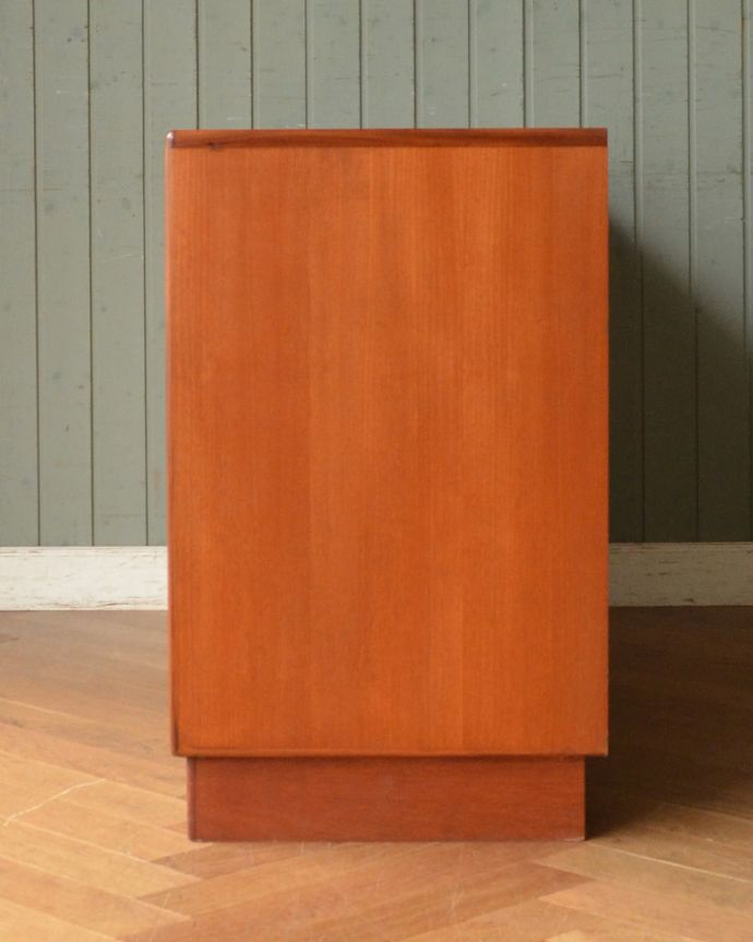 お洋服収納におススメしたいヴィンテージのワイドチェスト（G-PLAN）(x