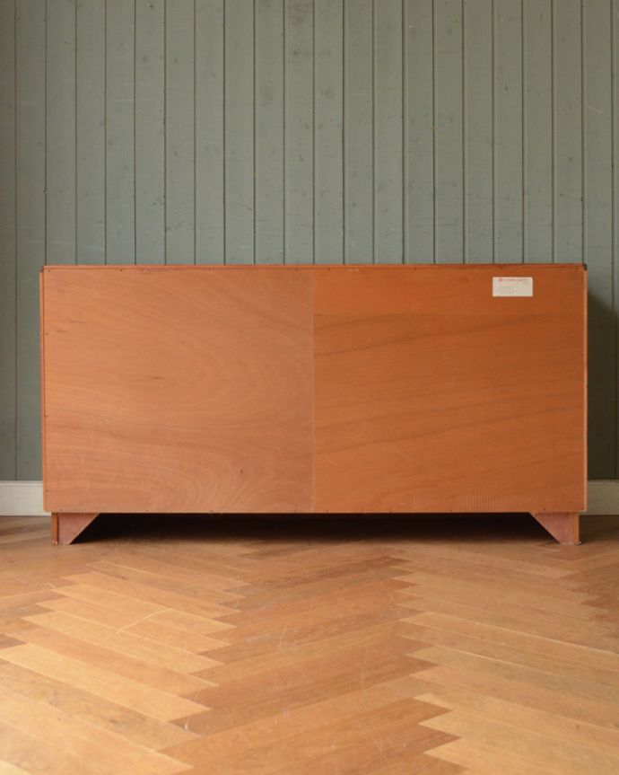 G-PLAN(Gプラン)　アンティーク家具　お洋服収納におススメしたいヴィンテージのワイドチェスト（G-PLAN）。アンティークは新品ではないので、もちろん経年変化によるキズはありますが、専門の職人が目立たないようキレイにお直しをしているので、後姿までキレイです。(x-927-f)