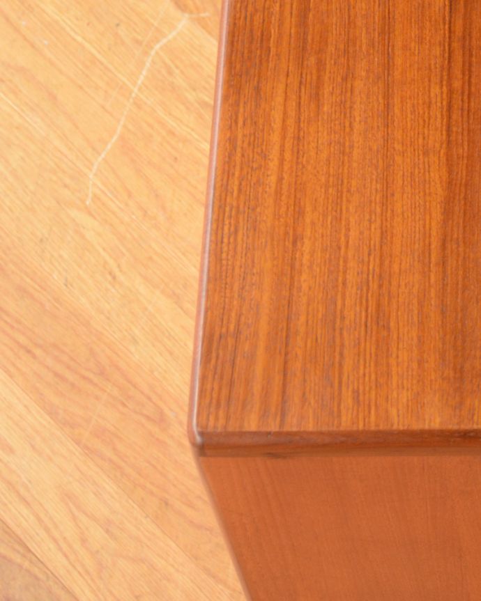 G-PLAN(Gプラン)　アンティーク家具　お洋服収納におススメしたいヴィンテージのワイドチェスト（G-PLAN）。角も美しい状態です。(x-927-f)