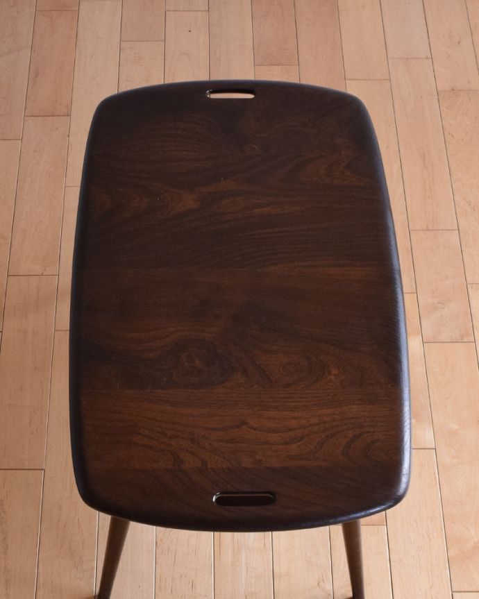 アーコールの家具　アンティーク家具　ERCOL社のサイドテーブル、北欧モダンなアンティーク家具。きちんとお直ししているので、天板もキレイな状態です。(x-934-f)