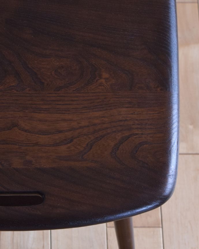 アーコールの家具　アンティーク家具　ERCOL社のサイドテーブル、北欧モダンなアンティーク家具。角は丸く仕上がっています。(x-934-f)