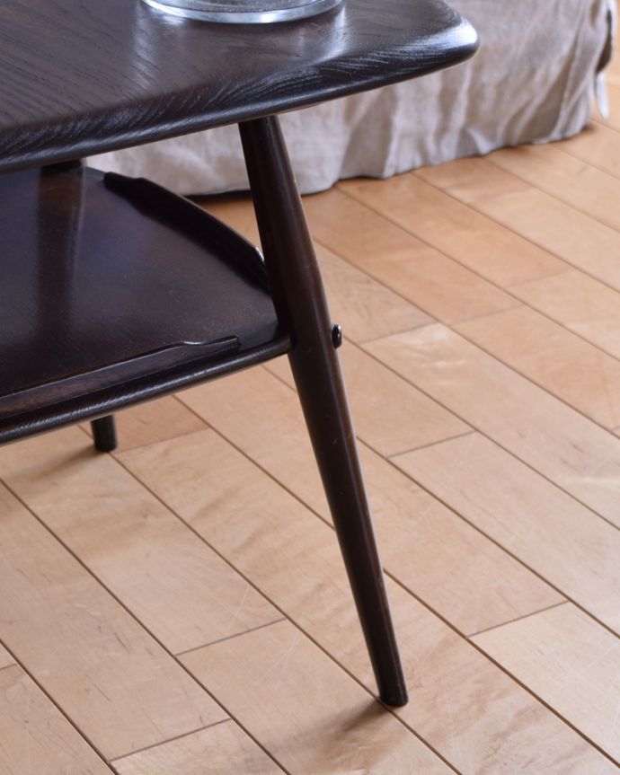 アーコールの家具　アンティーク家具　ERCOL社のサイドテーブル、北欧モダンなアンティーク家具。きちんとお直ししていますので、しっかりとした安定感があります。(x-934-f)
