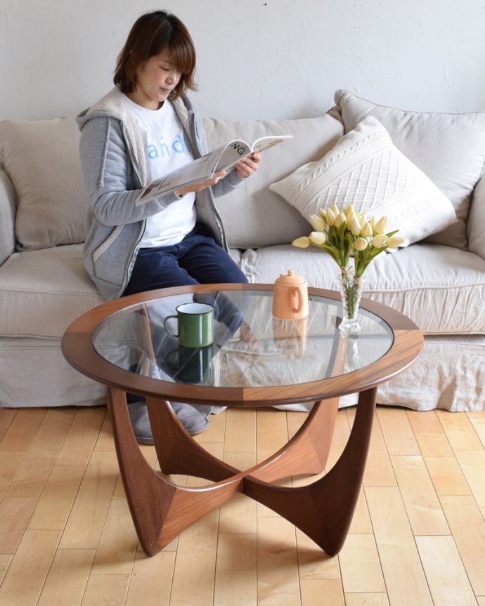 G-PLAN(Gプラン)　アンティーク家具　カッコイイG-planのヴィンテージコーヒーテーブル（ガラストップ）。天板が広いので、ゆったりとお使い頂けます。(x-936-f)