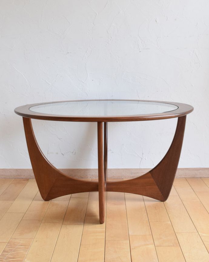 G-PLAN(Gプラン)　アンティーク家具　カッコイイG-planのヴィンテージコーヒーテーブル（ガラストップ）。人気の北欧インテリアやシンプルモダンのお部屋にもピッタリですよ。(x-936-f)