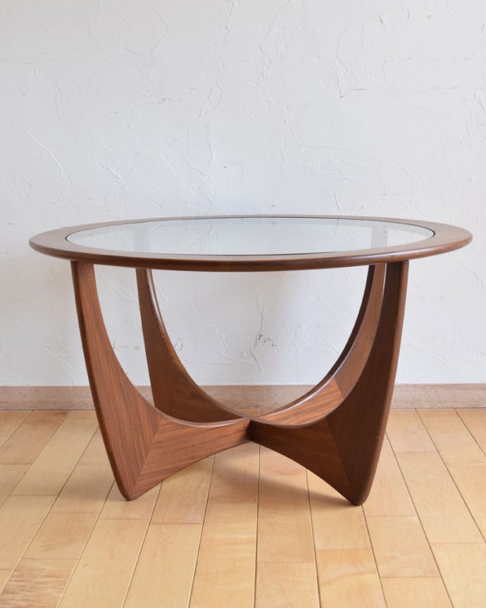 G-PLAN(Gプラン)　アンティーク家具　カッコイイG-planのヴィンテージコーヒーテーブル（ガラストップ）。アンティークは新品ではないので、経年変化によるキズはありますが、専門の職人によって目立たないようにキレイにお直しをしています。(x-936-f)