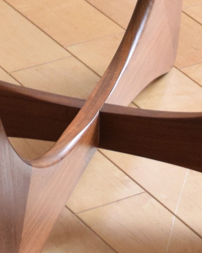 G-PLAN(Gプラン)　アンティーク家具　カッコイイG-planのヴィンテージコーヒーテーブル（ガラストップ）。クロスになった脚元には、文庫本などが置いておけるのでとっても便利。(x-936-f)