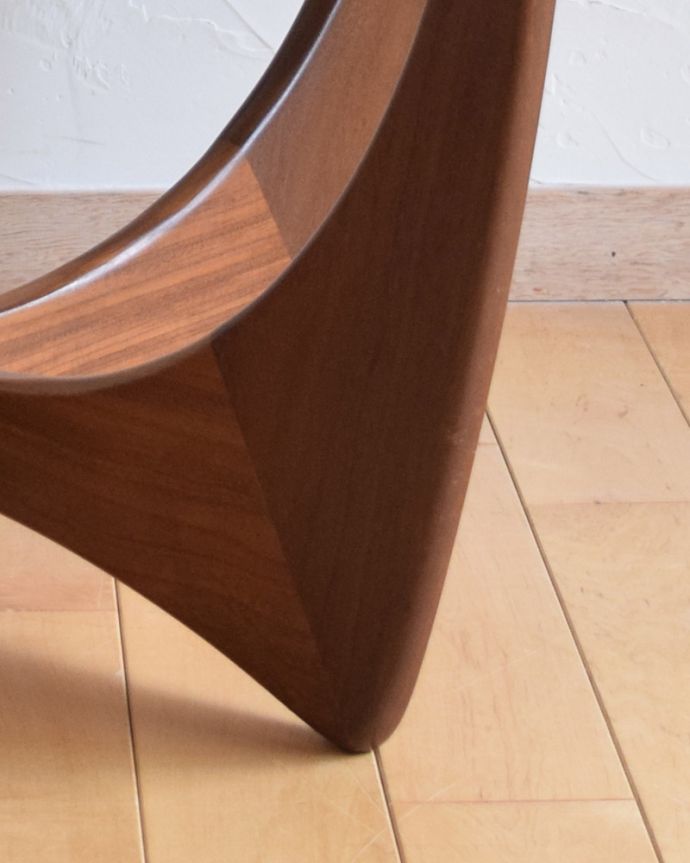 G-PLAN(Gプラン)　アンティーク家具　カッコイイG-planのヴィンテージコーヒーテーブル（ガラストップ）。脚のデザインがスタイリッシュでかっこいい！きちんと支えますのでご安心ください。(x-936-f)