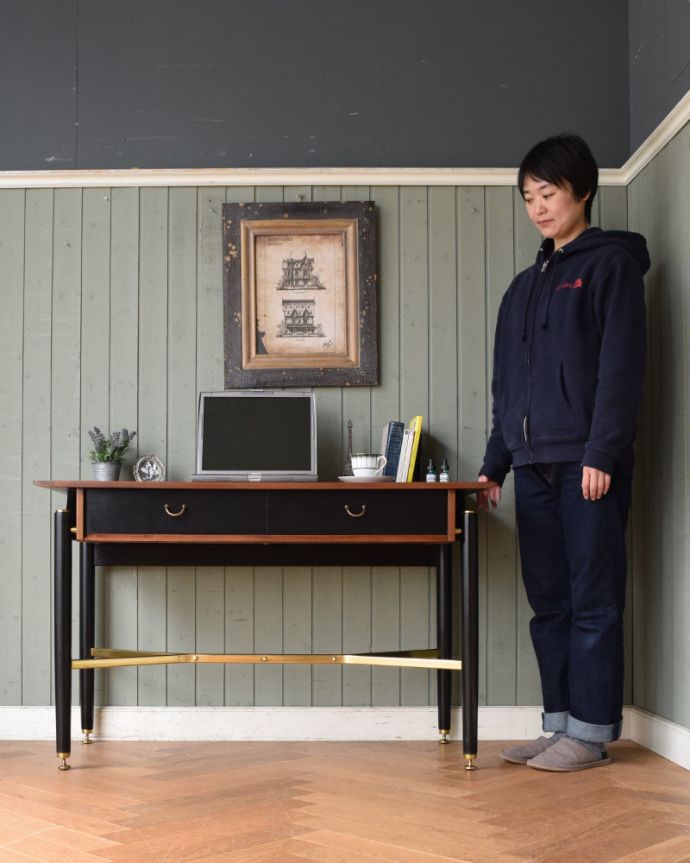 G-PLAN(Gプラン)　アンティーク家具　カッコイイG-planのデスク（Tola＆Black）、ビンテージの北欧家具。書き物やパソコン、お化粧も！オールマイティに活躍します。(x-938-f)