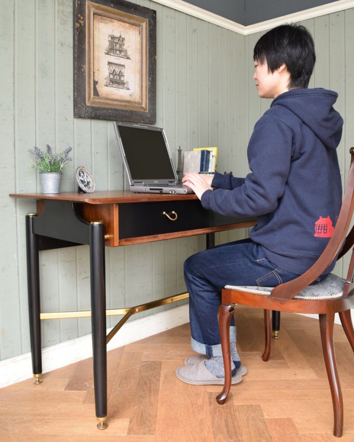 G-PLAN(Gプラン)　アンティーク家具　カッコイイG-planのデスク（Tola＆Black）、ビンテージの北欧家具。デスクに座る時間を持つことで気持ちの切り替えができます。(x-938-f)