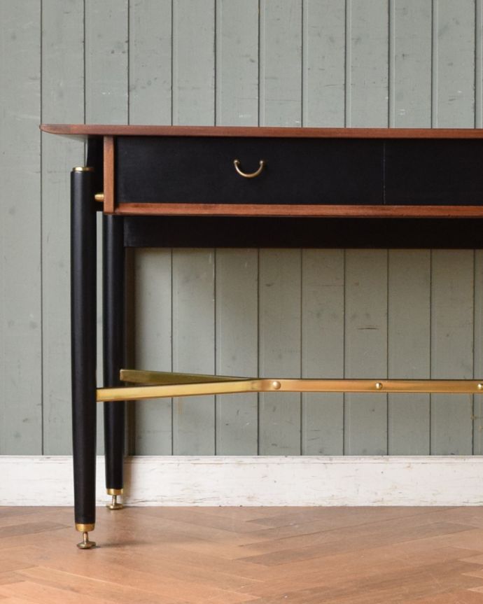 G-PLAN(Gプラン)　アンティーク家具　カッコイイG-planのデスク（Tola＆Black）、ビンテージの北欧家具。書斎だけでなく、リビングに置けばパソコンなどのちょっとした作業スペースにもなります。(x-938-f)