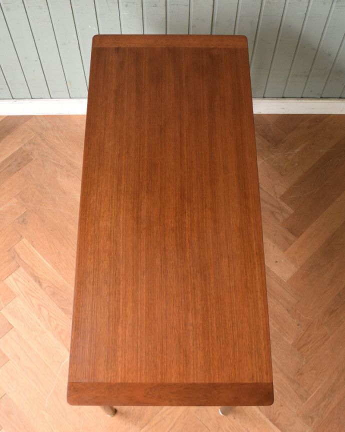 G-PLAN(Gプラン)　アンティーク家具　カッコイイG-planのデスク（Tola＆Black）、ビンテージの北欧家具。広い天板は作業がしやすくて重宝しますよ！きちんとお直ししているので、天板もキレイな状態です。(x-938-f)