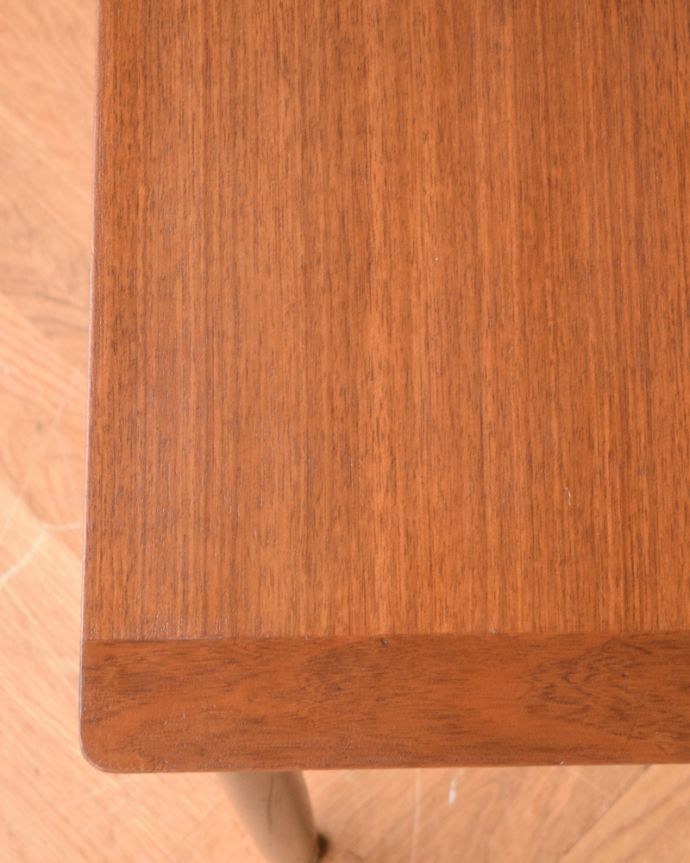 G-PLAN(Gプラン)　アンティーク家具　カッコイイG-planのデスク（Tola＆Black）、ビンテージの北欧家具。角は丸く仕上がっています。(x-938-f)