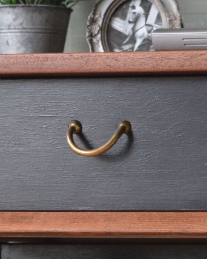 G-PLAN(Gプラン)　アンティーク家具　カッコイイG-planのデスク（Tola＆Black）、ビンテージの北欧家具。キラッと素敵なゴールドの取っ手です。(x-938-f)