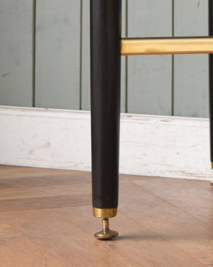 G-PLAN(Gプラン)　アンティーク家具　カッコイイG-planのデスク（Tola＆Black）、ビンテージの北欧家具。しっかりとした安定感があります。(x-938-f)