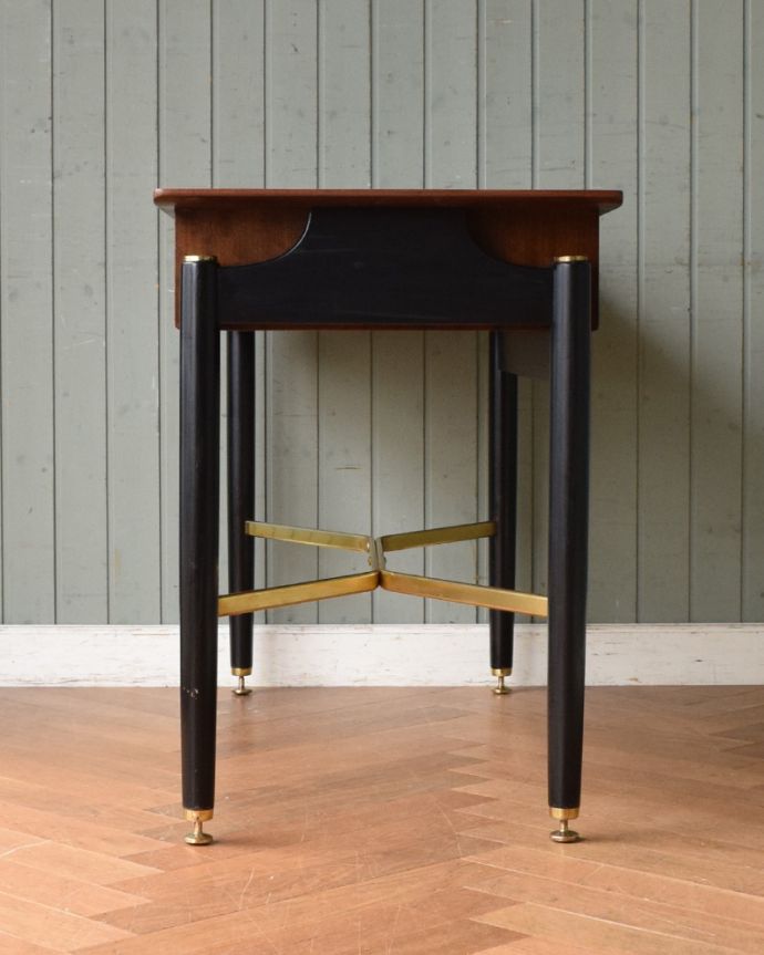 G-PLAN(Gプラン)　アンティーク家具　カッコイイG-planのデスク（Tola＆Black）、ビンテージの北欧家具。サイドも美しいです。(x-938-f)