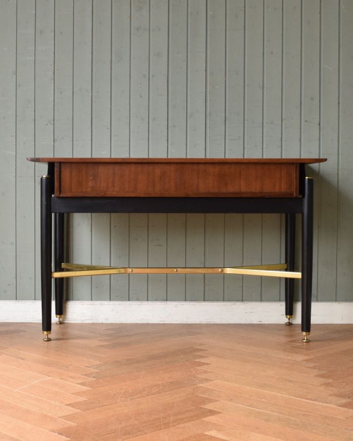 G-PLAN(Gプラン)　アンティーク家具　カッコイイG-planのデスク（Tola＆Black）、ビンテージの北欧家具。アンティークは新品ではないので、もちろん経年変化によるキズはありますが、専門の職人が目立たないようキレイにお直しをしているので、後姿までキレイです。(x-938-f)